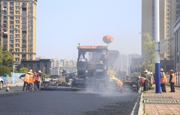 2020年3月20日上午，宜春市高士北路路面改造工程快速推進(jìn)，施工現(xiàn)場一片繁忙景象